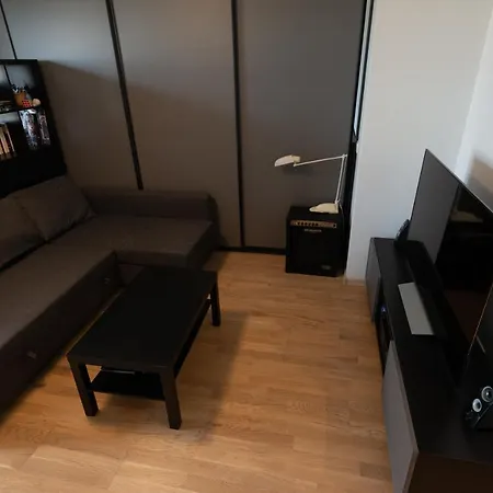 Quiet 2 Bed Close To The Old Town דירה